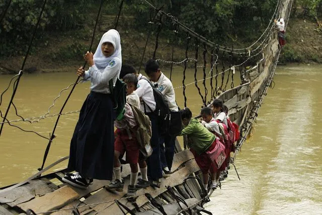 Tengase Presente: El peligroso camino a la escuela de niños por ...