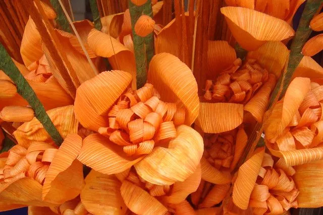 Tepoztlán.- Flores elaboradas a base de hoja de maíz | Flickr ...