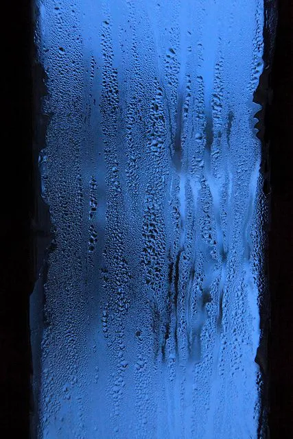 Textura azul de vidrio mojado por la lluvia