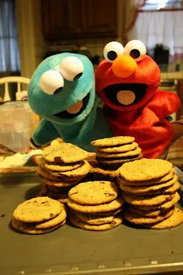 the blue monsterette goes nom nom nom: me want cookie! AWWWWM-