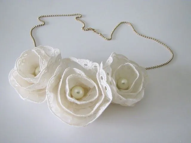 the candy factory: Tutorial collar de flores con encaje $