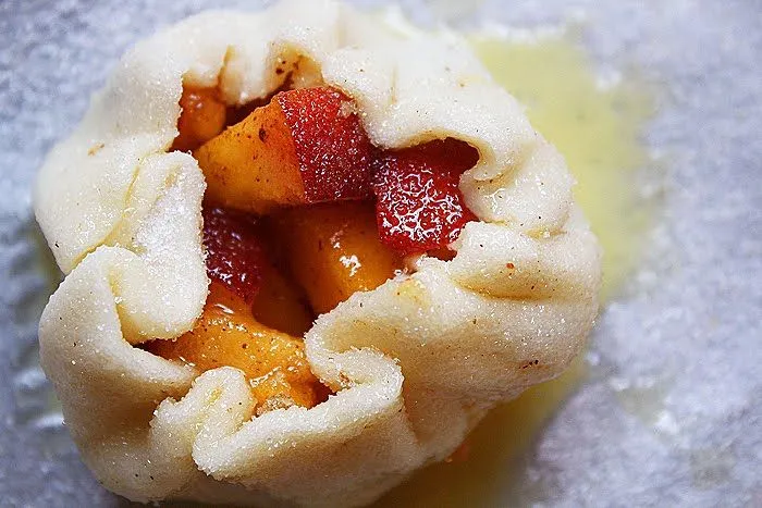 The Comfort of Cooking » Mini Peach Pies