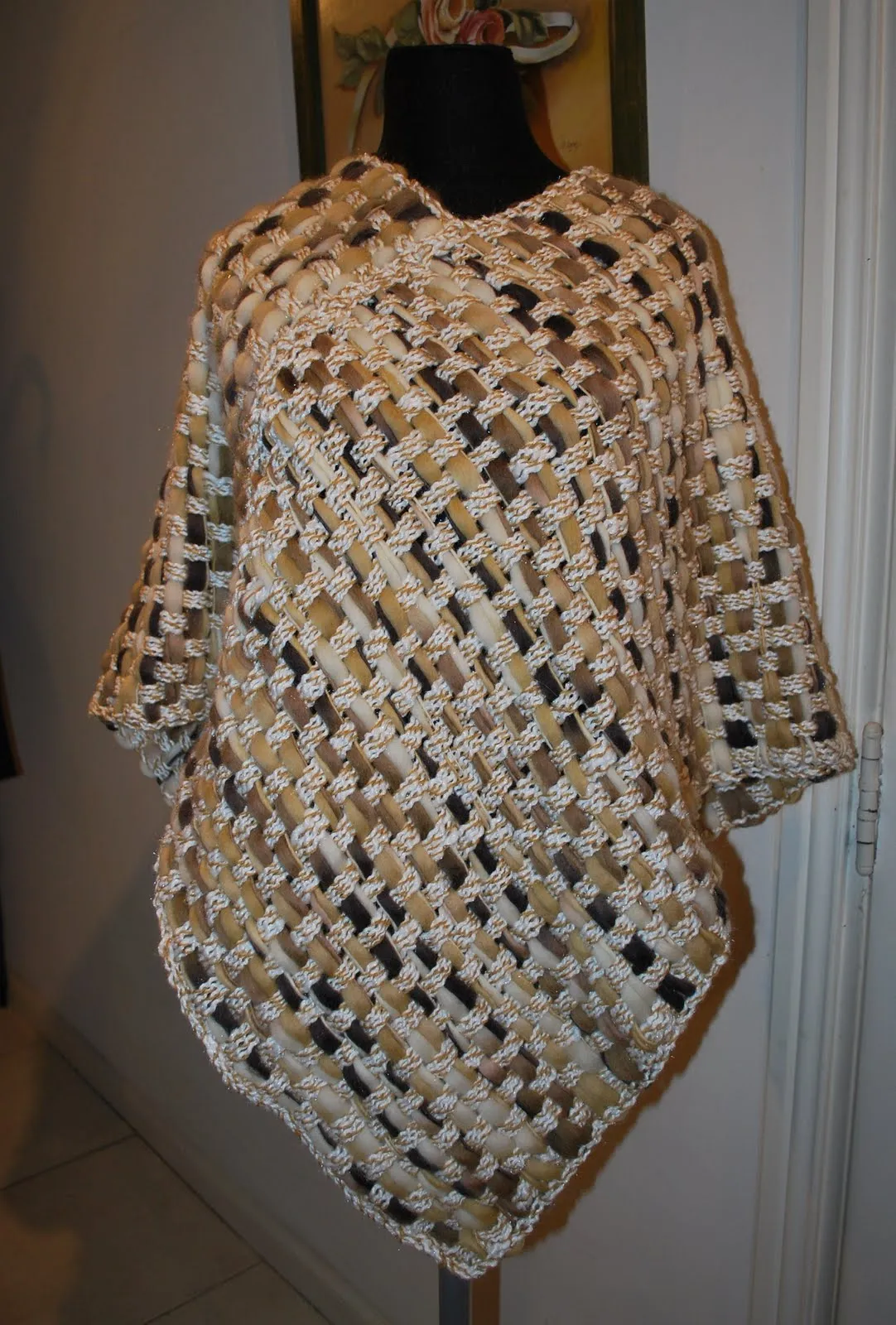 The Cozy Yarn Tejidos Urbanos: Poncho chocolate y tiza telar ...