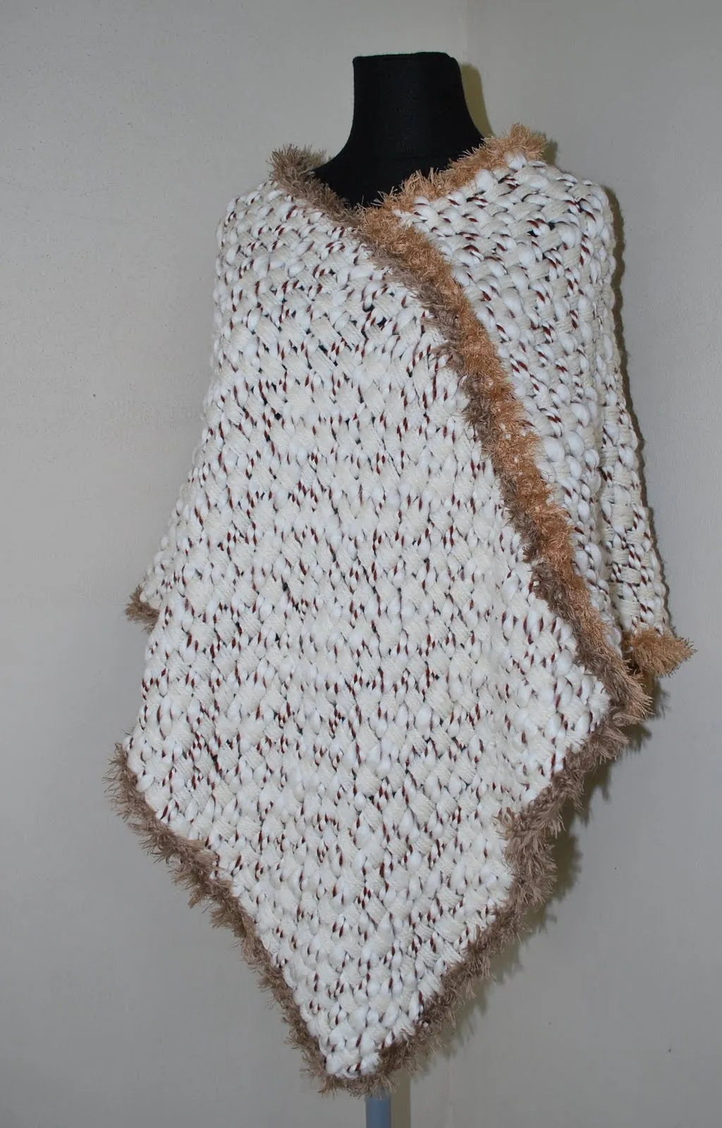 The Cozy Yarn Tejidos Urbanos: PONCHO TELAR CHOCOLATE Y BEIGE ...