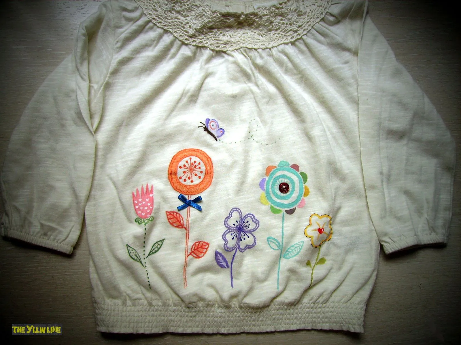 THE YLLW LINE: Camiseta de niña con flores pintadas.