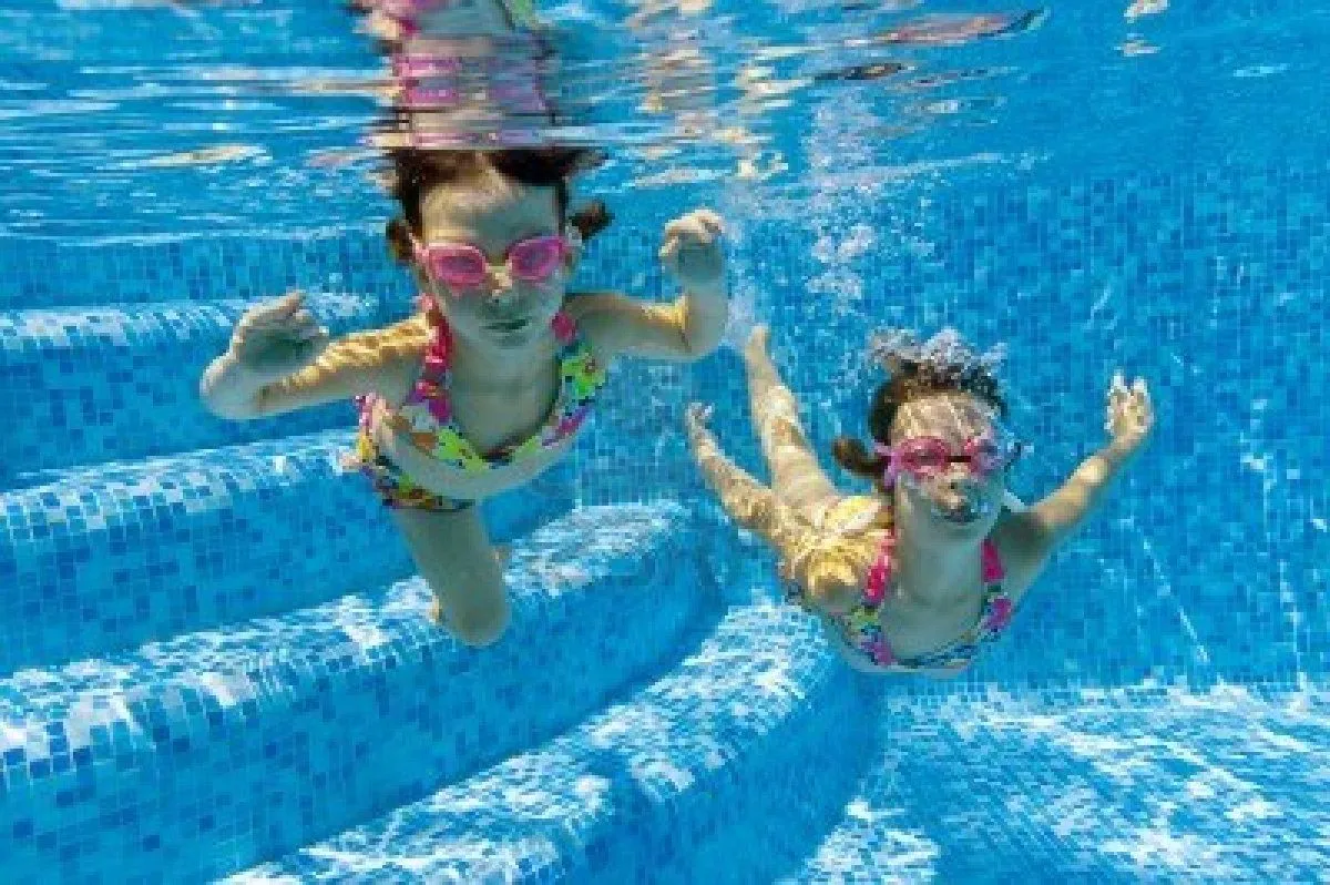 Dibujos de niños bañandose en piscina - Imagui