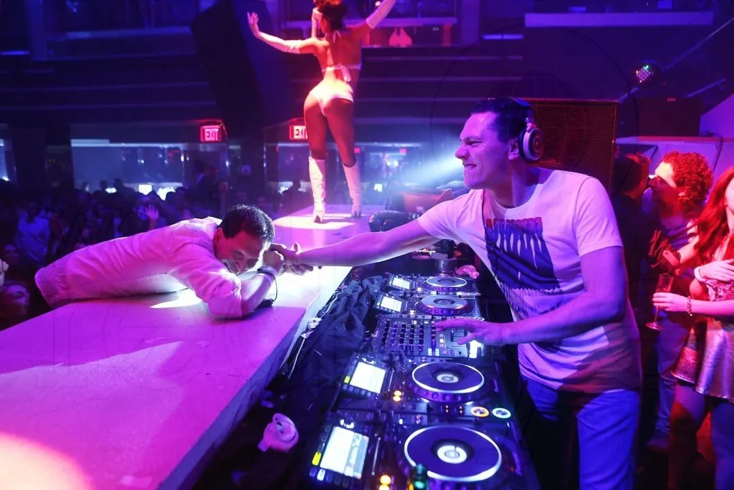 Tiesto at LIV New Year's Eve 2014 | World Red Eye