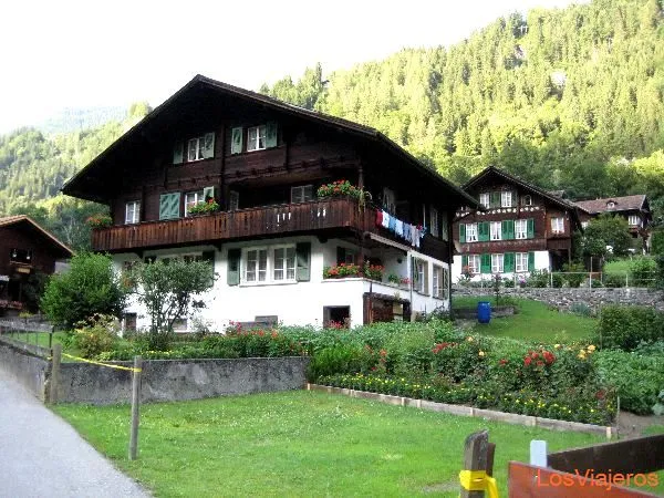 Tipica casa - Suiza. Tipical house - Switzerland - LosViajeros.