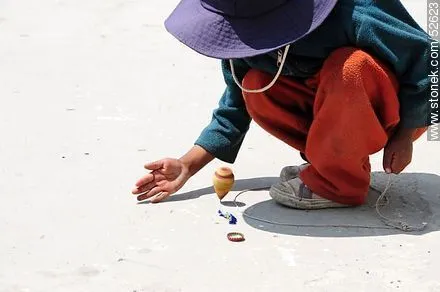 Tiquina. Niño jugando con un trompo. - Stonek Fotografía - Foto No ...