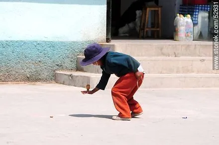 Tiquina. Niño jugando con un trompo. - Stonek Fotografía - Foto No ...