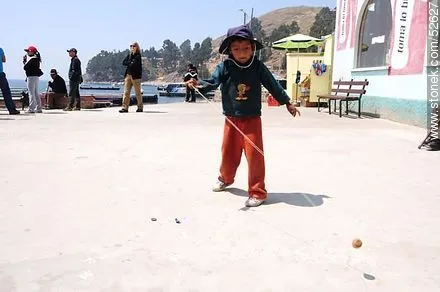 Tiquina. Niño jugando con un trompo. - Stonek Fotografía - Foto No ...