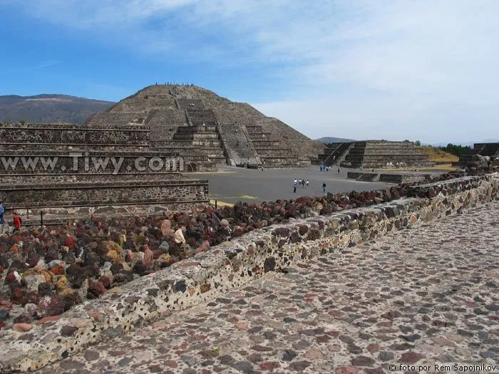 Tiwy.com - Teotihuacan. Piramide de la Luna.