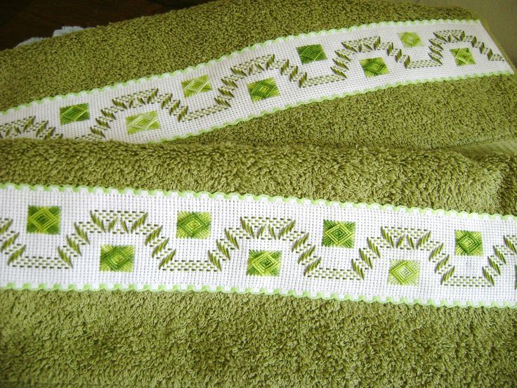 Estas son unas toallas de mano en un lindo tono verde decoradas ...