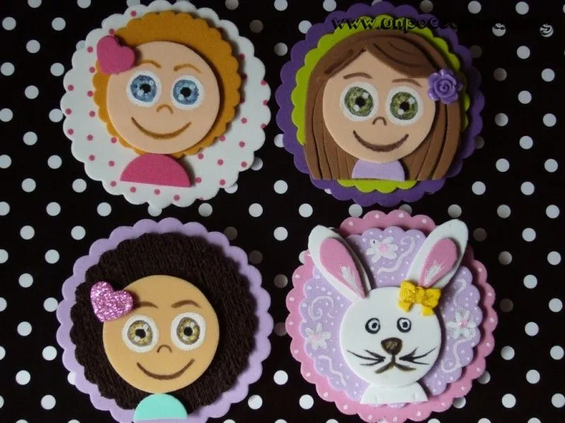 Un poco de todo.org - Broches de caritas de goma eva