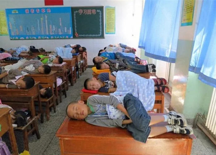 Así toman una siesta los niños chinos en sus salones de clases ...