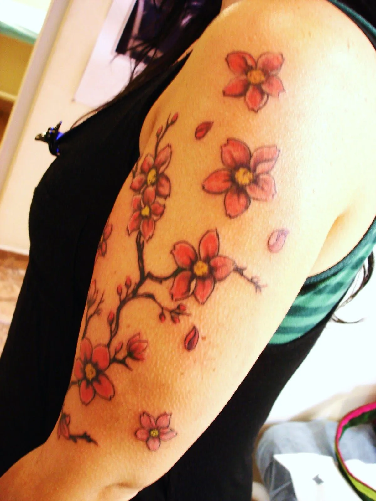 Toop Tattoo: flores de cerezo tatuaje alicante