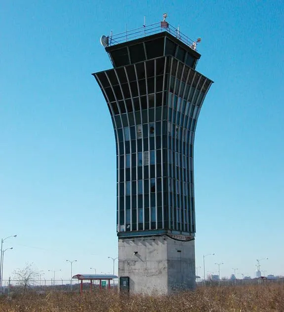 Torres de Control de Tráfico Aéreo con diseños inusuales e ...