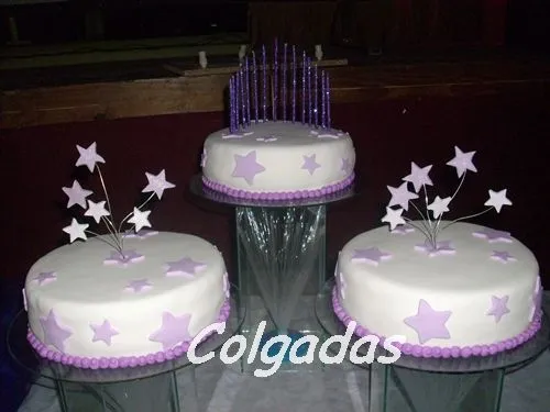Torta para 15 años , decoradas con estrellas lilas.