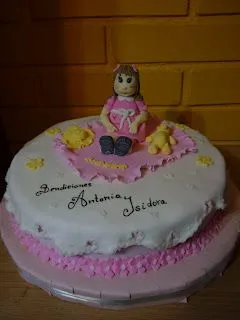 torta de bautizo para niña grande... no bebe, en panqueque almendra ...