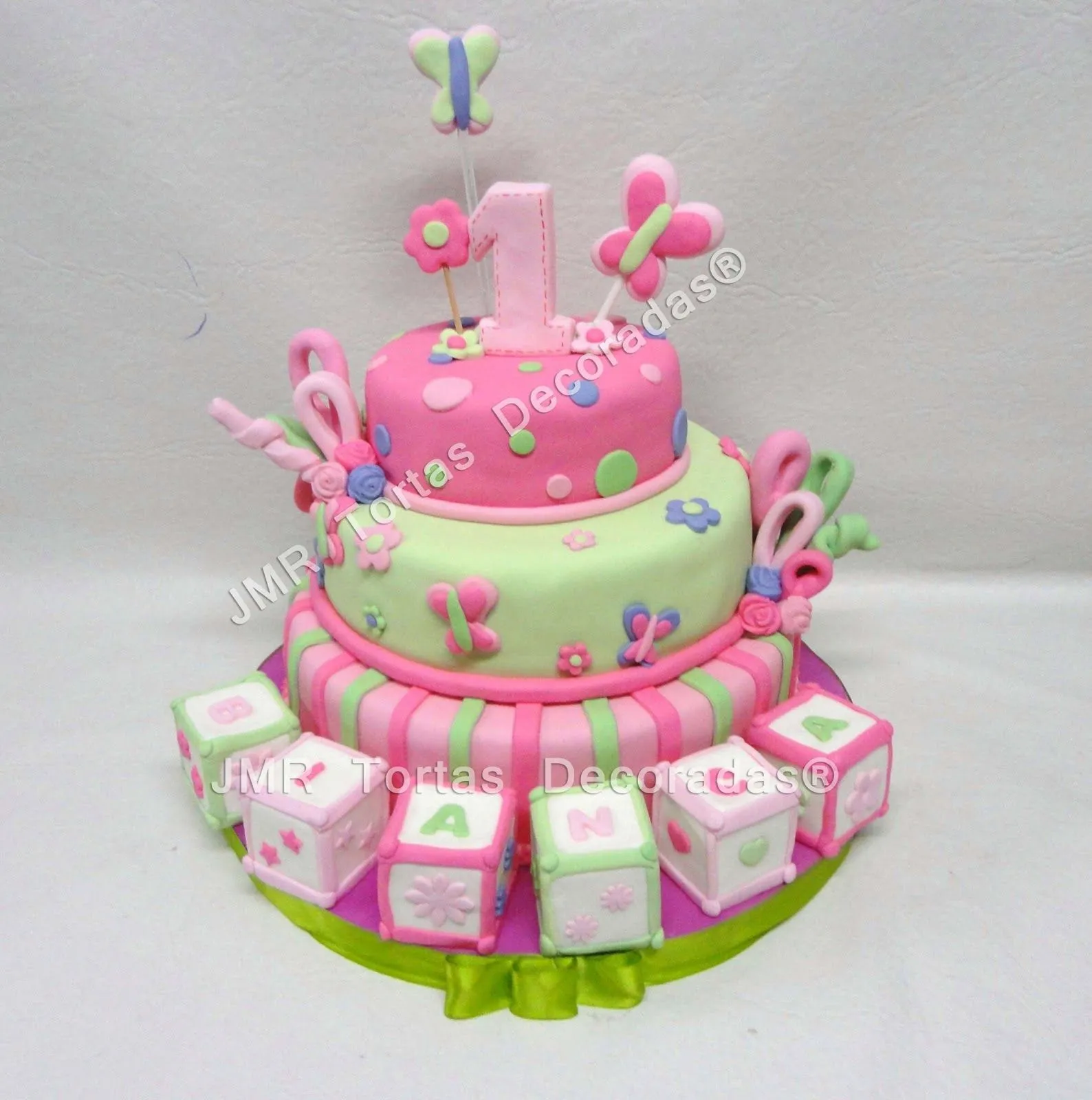 Torta Cubos para el primer añito de Bianca | JMR Tortas Decoradas