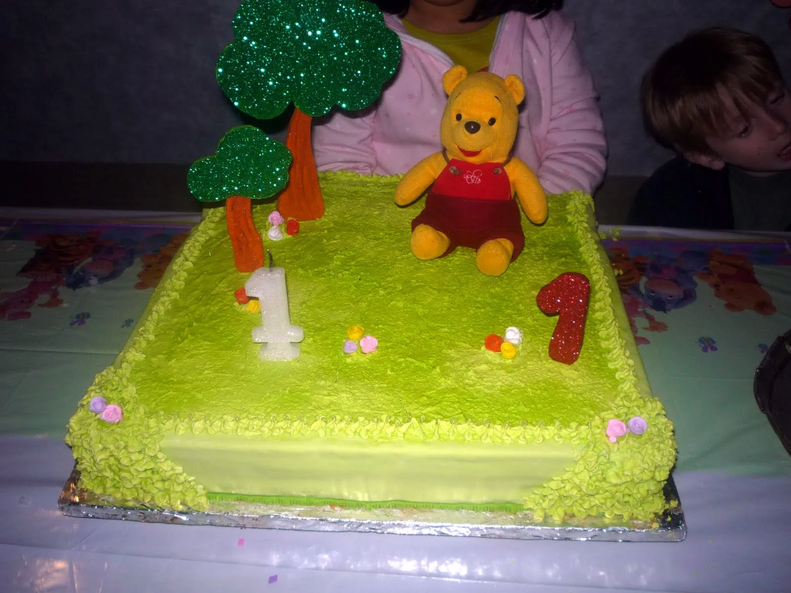 torta infantil con adorno en telgopor y peluche tema baby winnie pooh