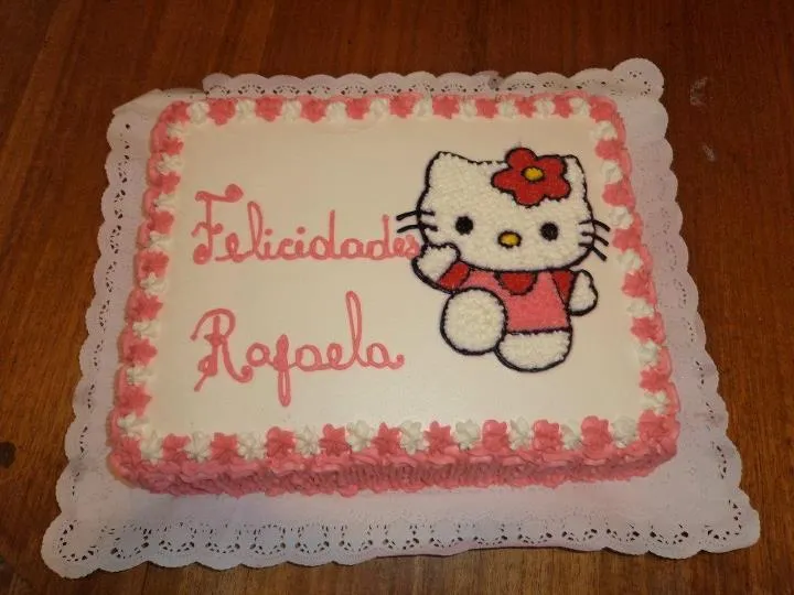 Torta de manjar con bizcocho de chocolate diseño de "Hello Kitty ...