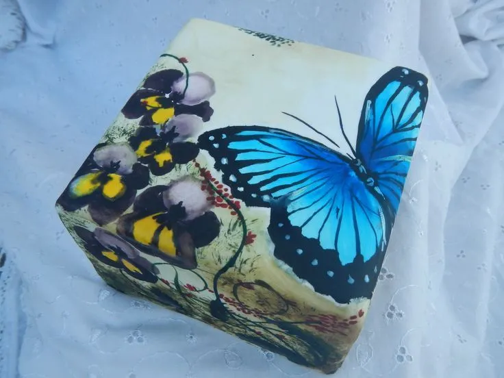 torta pintada a mano con mariposa azul | DECOUPAGE | Pinterest