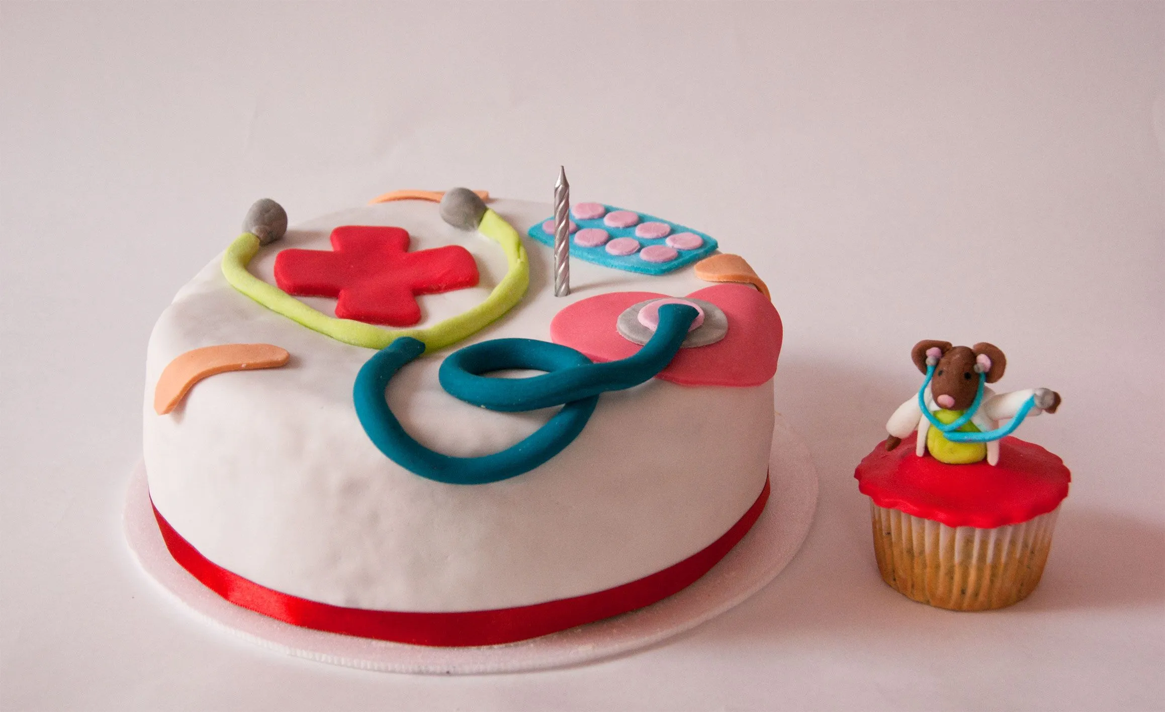 torta-y-cupcake-medico |