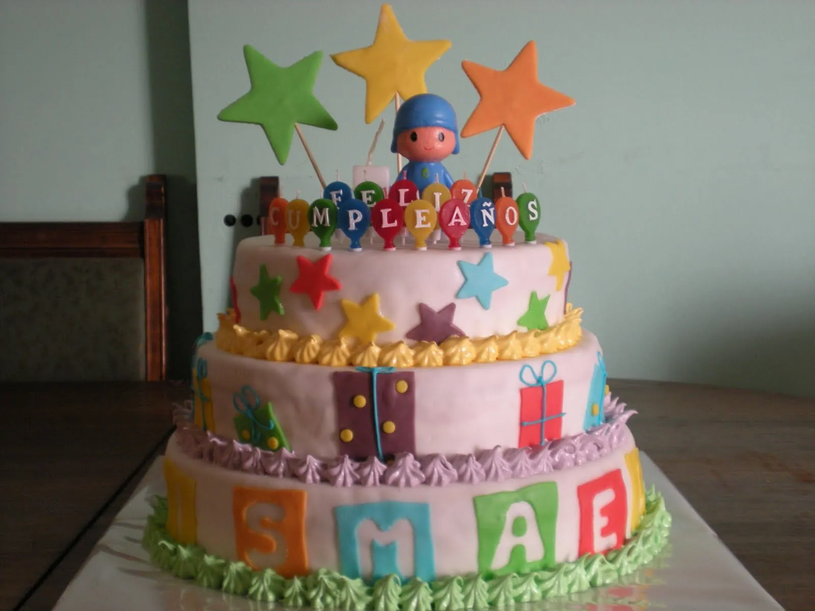  ... la decoracion de azucar excepto las velitas feliz cumpleanos y pocoyo