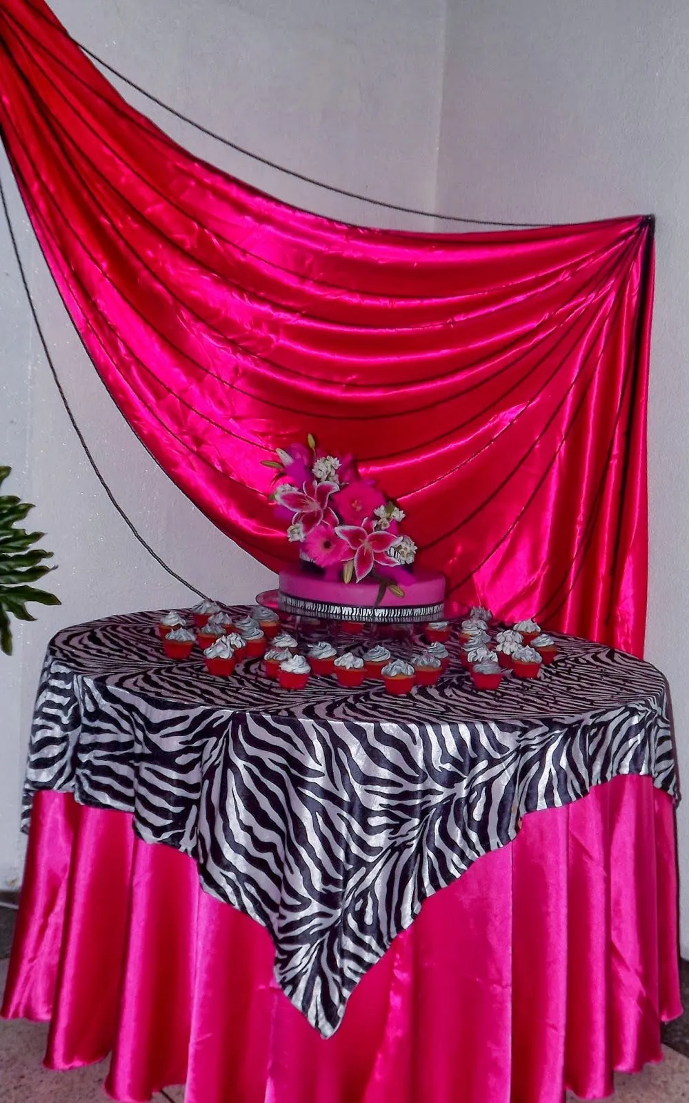 Tortas y Decoraciones: 15 Años Fucsia y Cebra