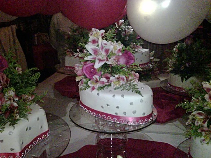 Tortas y Decoraciones: Torta de 15 Años Fucsia y Plateado