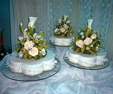 Tortas y Decoraciones: Torta de Boda Blanco con Dorado en Hotel Italo