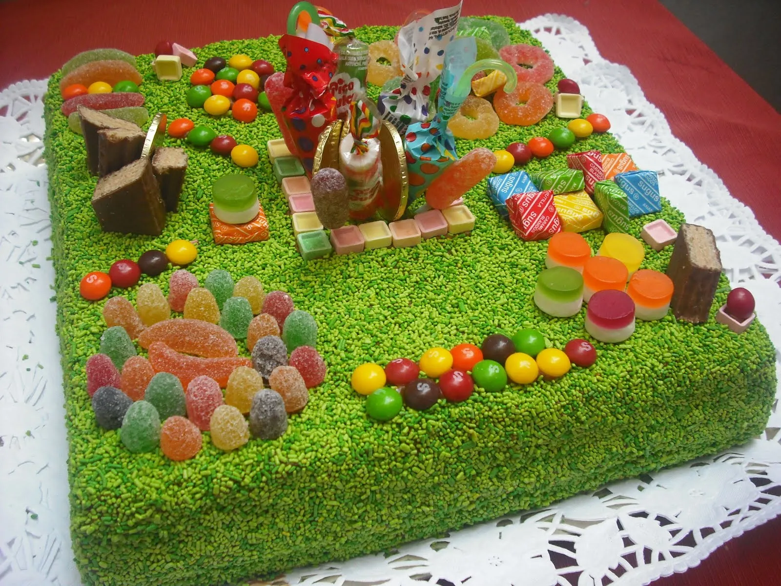 Tortas infantiles decoradas con golosinas - Imagui