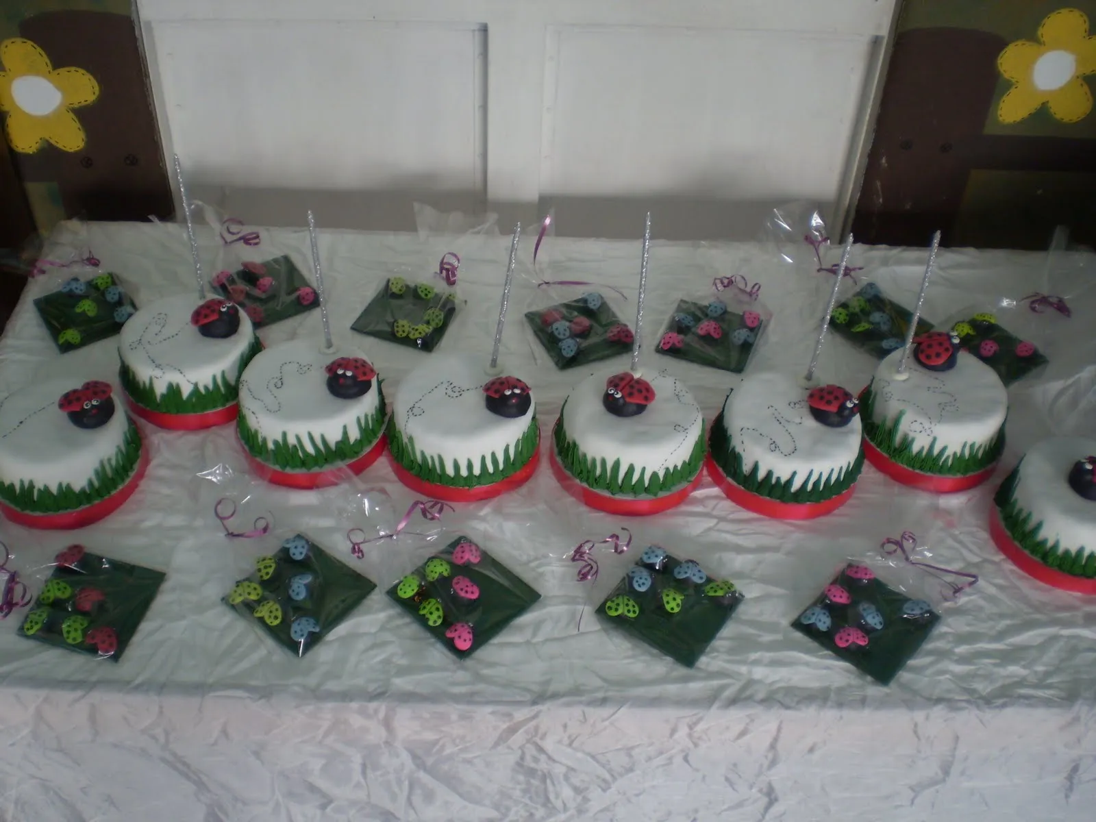 Tortas infantiles con hermosas vaquitas de San Antonio.