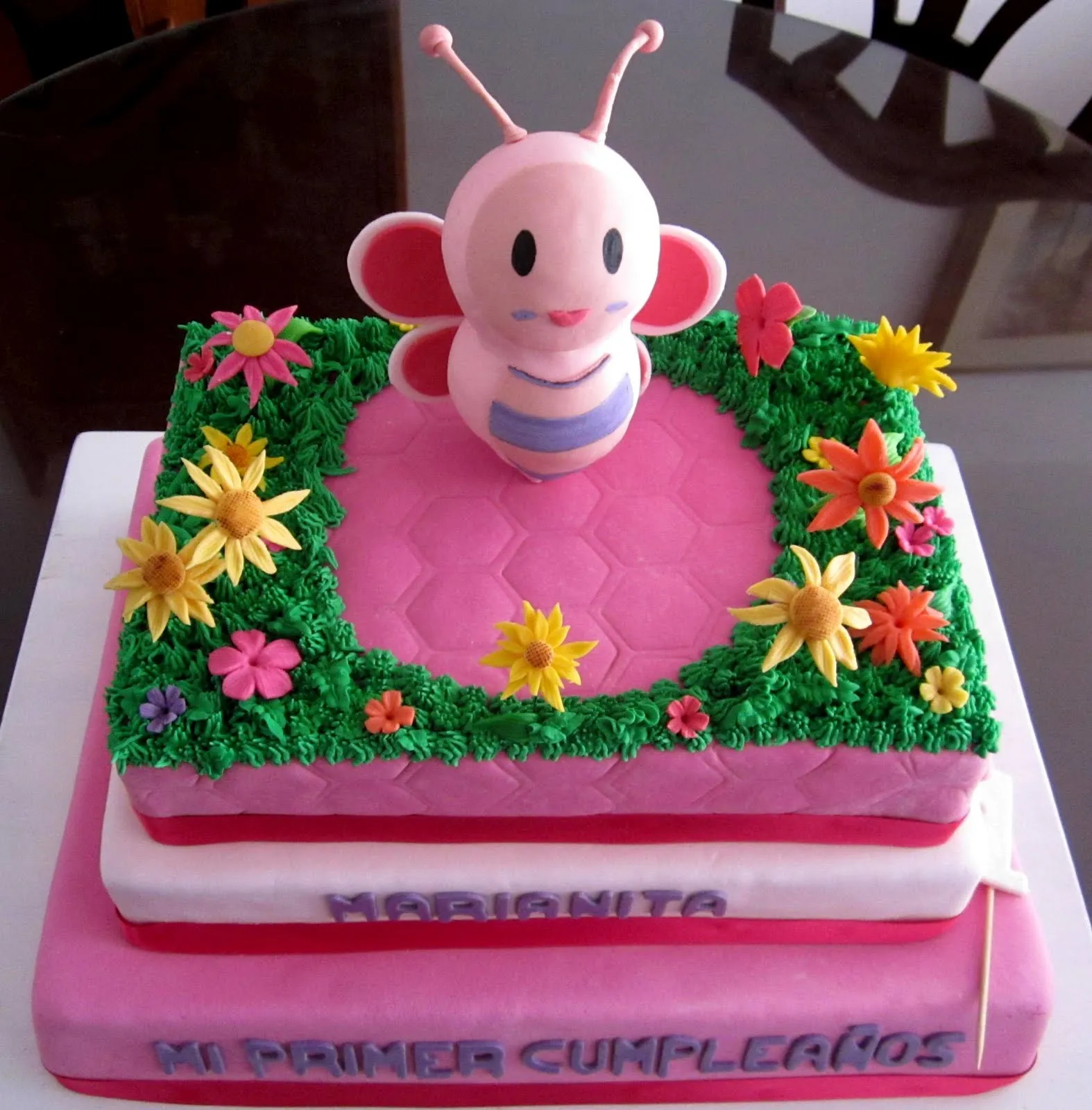  Torta de Abejita, realizada para celebrar el primer cumpleaños de ...