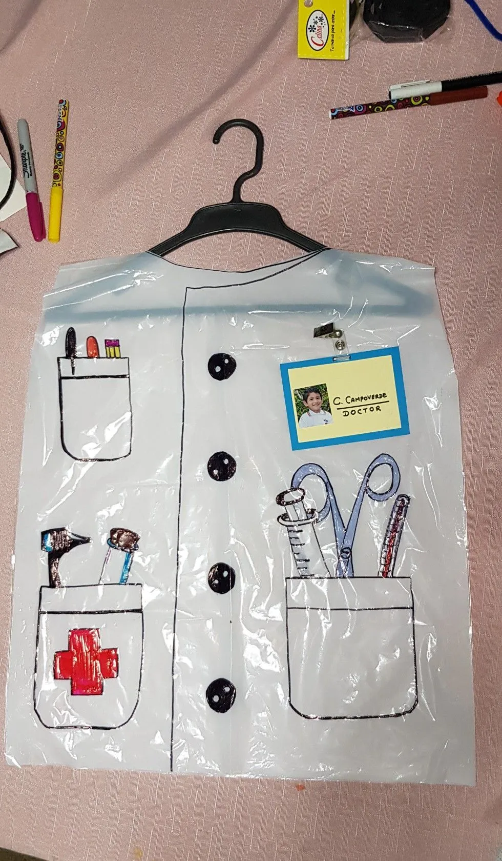 Traje doctor con funda blanca. Reciclaje | Disfraz de profesiones, Oficios  y profesiones, Manualidades educativas