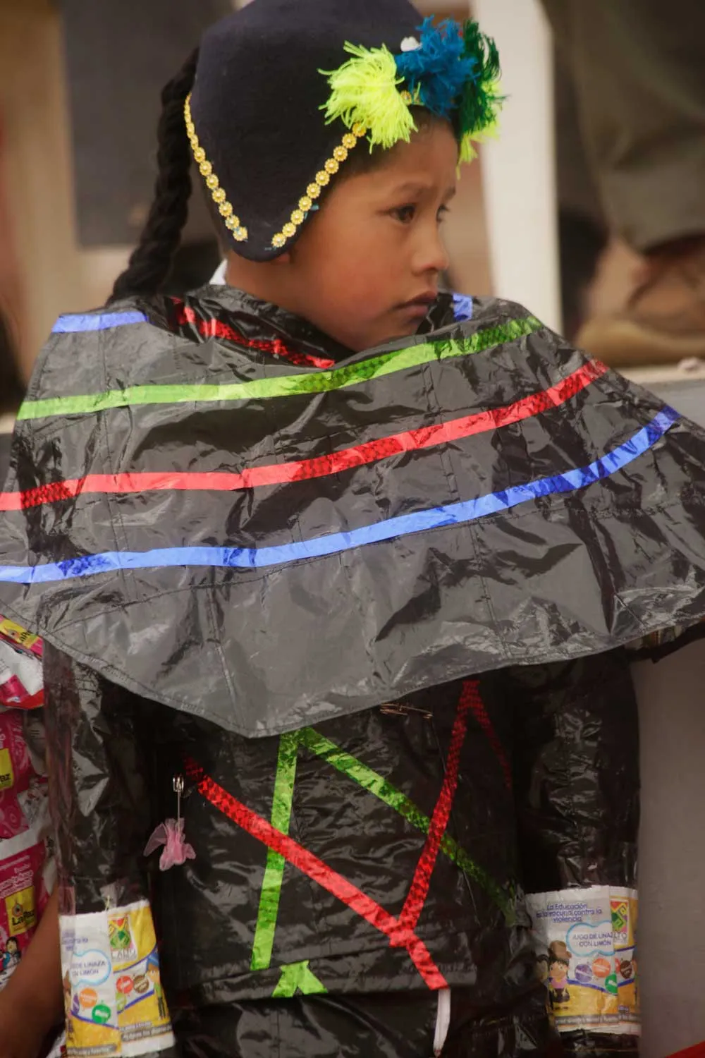 Trajes típicos del folclore boliviano hechos de material reciclable | Urgentebo