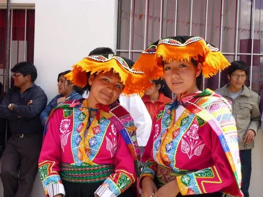 TRAJES TIPICOS DEL PERU Traditional Peruvian Dresses: Huayno del ...