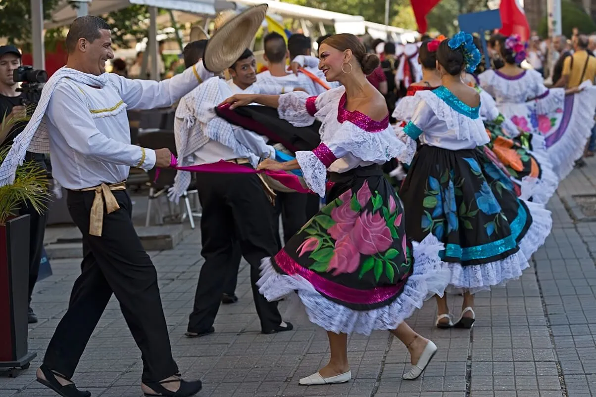 Trajes típicos de la región Insular (hombres y mujeres)