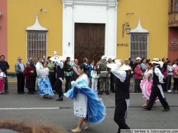 Trajes Tipicos en Trujillo - Fotos de Peru - LosViajeros