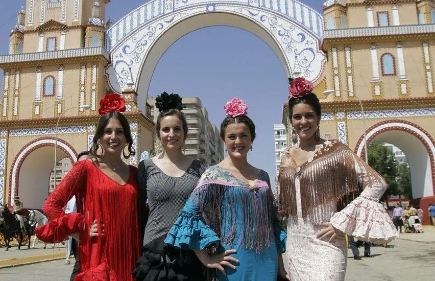 Los trajes que triunfan en la Feria de Abril: colores crudo o ...