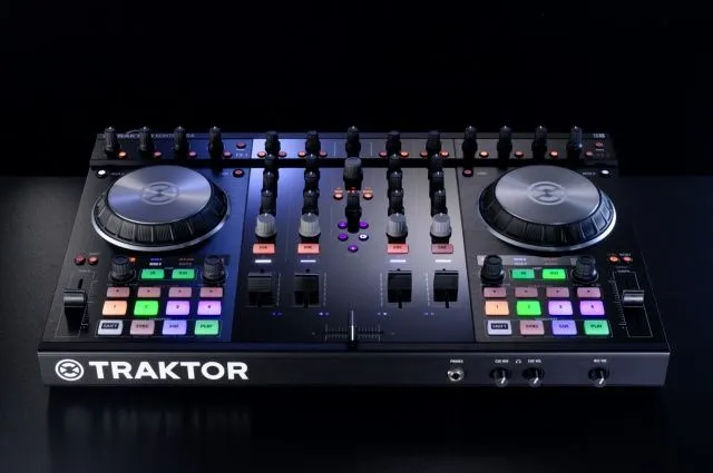 Traktor Kontrol S4 y S2 renovados y compatibles con Traktor DJ ...