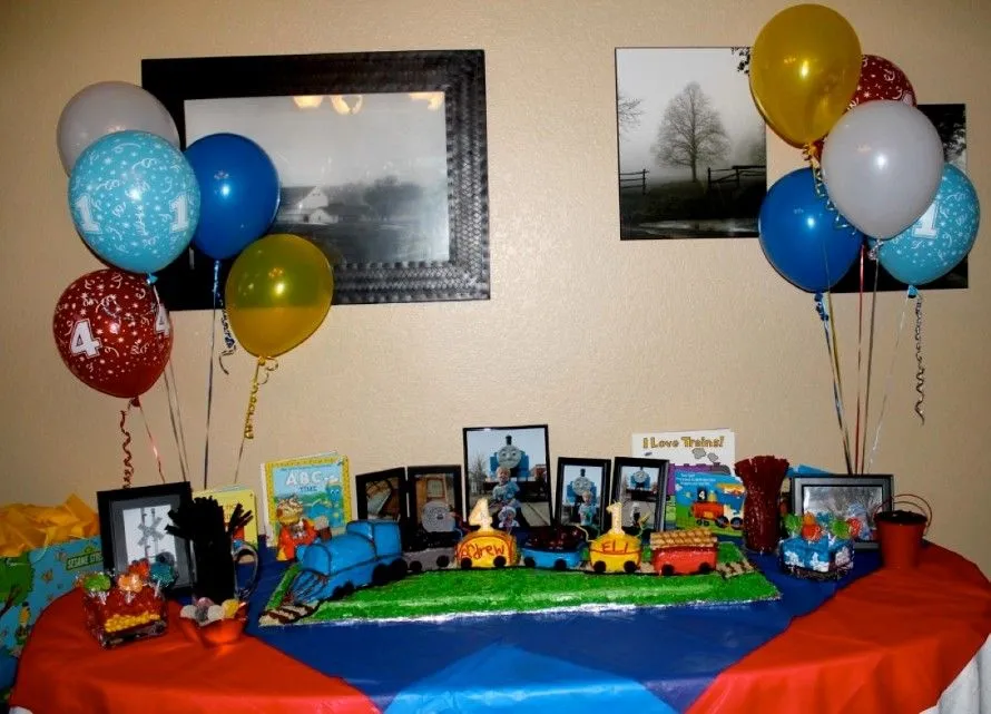 Tren Thomas Fiestas Infantiles - Party Ideas | Arcos con Globos ...