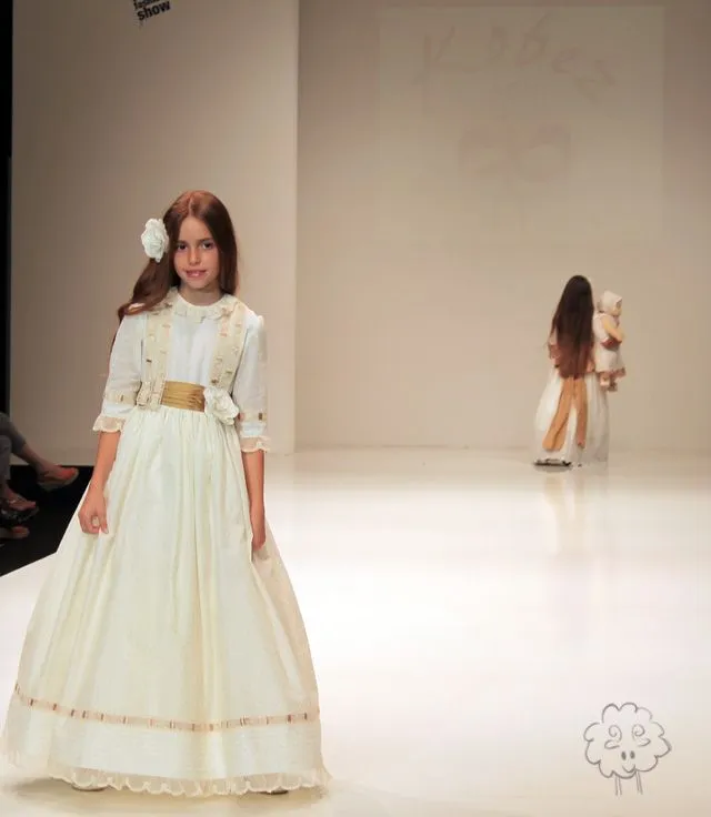 trendy children: TOQUES DE COLOR EN VESTIDOS DE PRIMERA COMUNIÓN 2013