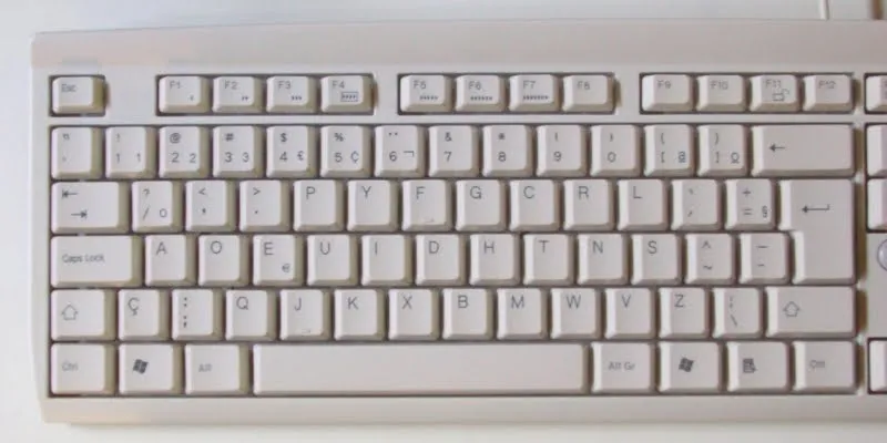 Triángulo equidlátere: Origen del teclado QWERTY