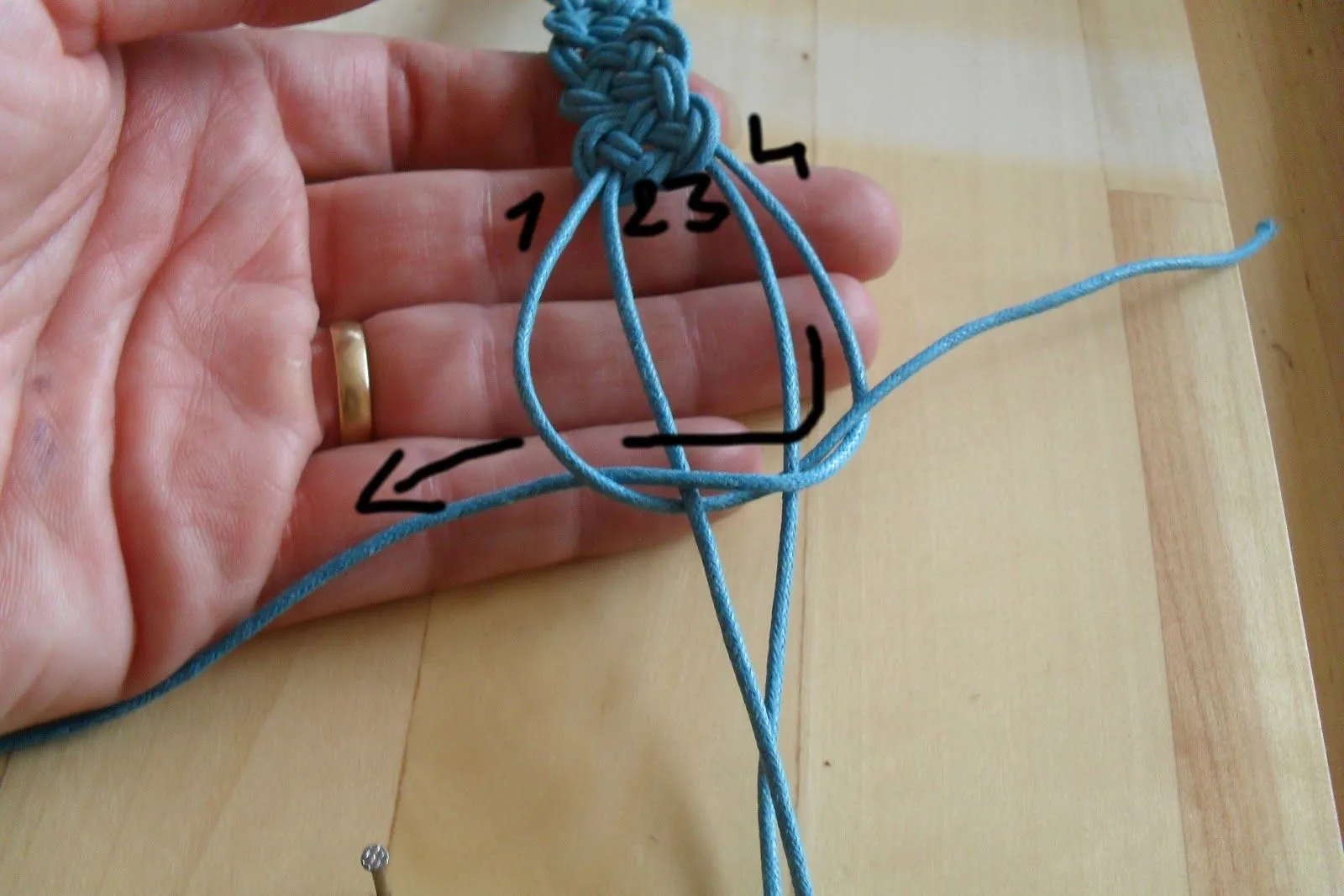 tutoriales de bisuteria DIY: pulsera de nudo celta paso a paso