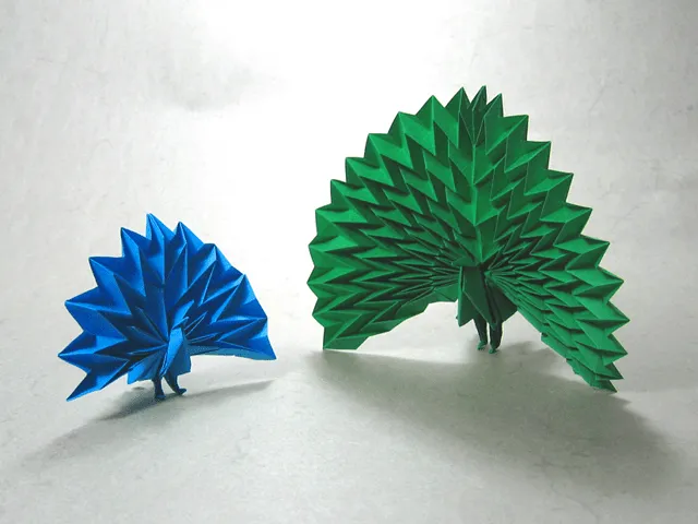 Two Peacocks (Jun Maekawa) | Happy Folding
