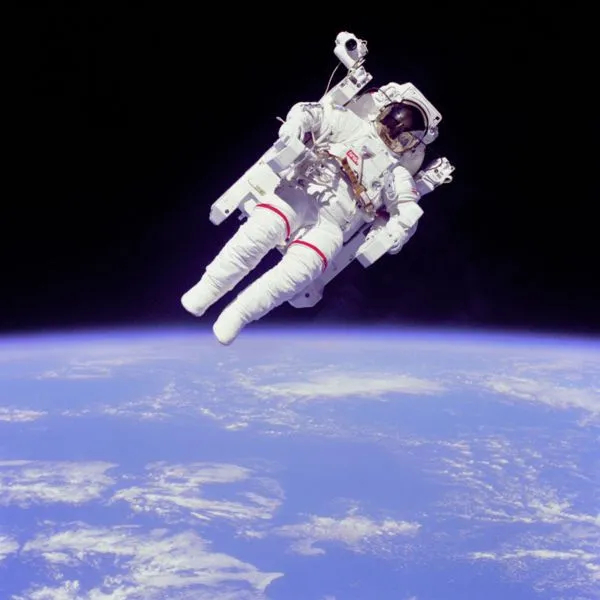 UM Científica: ¿Por qué los Astronautas utilizan trajes blancos?