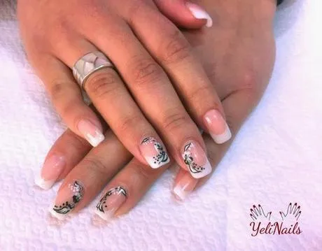 Uñas acrílicas decoradas con flor a blanco y negro. - Paperblog