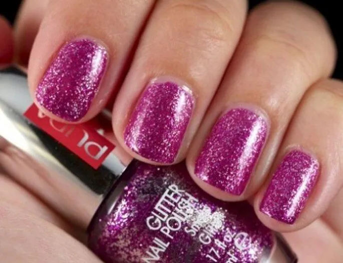 Lleva una uñas bonitas para tu boda en colores metálicos